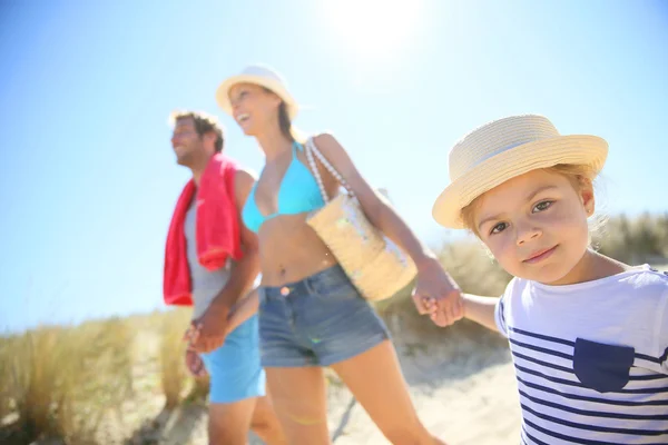 Família caminhando para a praia — Fotografia de Stock