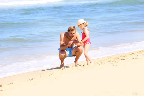 Chica jugando en la playa — Foto de Stock