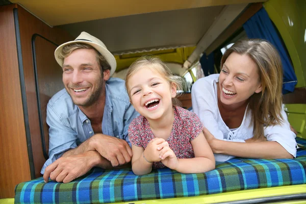 Familie plezier in camper — Stockfoto