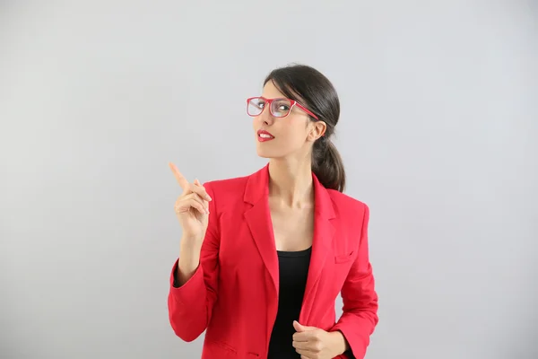 Chica en chaqueta roja señalando —  Fotos de Stock