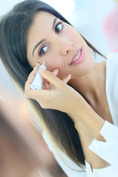 Mujer usando cosméticos —  Fotos de Stock