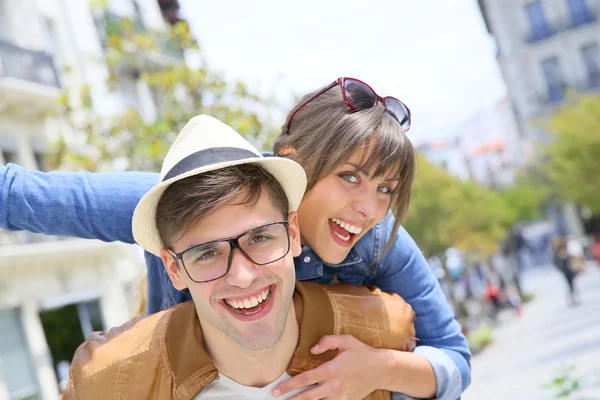 Man die geeft piggyback rit te vriendin — Stockfoto