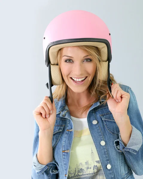 Menina vestindo capacete de segurança — Fotografia de Stock