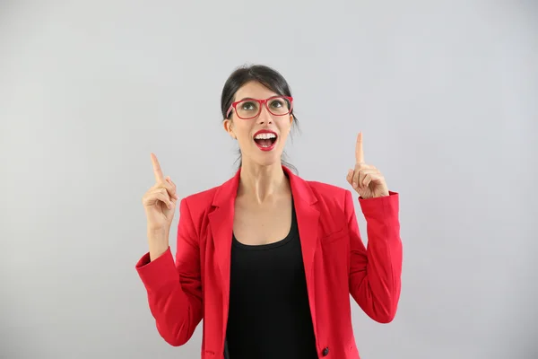 Chica con chaqueta en apuntar hacia arriba —  Fotos de Stock