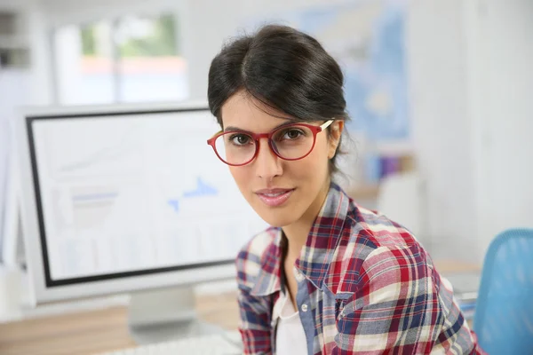 Arbeiter mit Brille auf dem Lächeln — Stockfoto