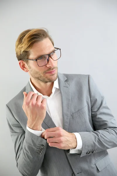 Zakenman met brillen op staande — Stockfoto