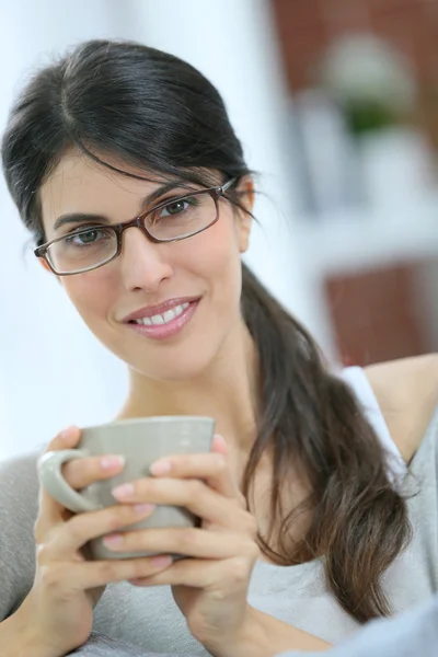 Chica sosteniendo taza de té —  Fotos de Stock