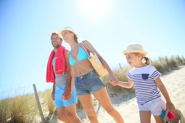 Rodina chůze na pláž — Stock fotografie