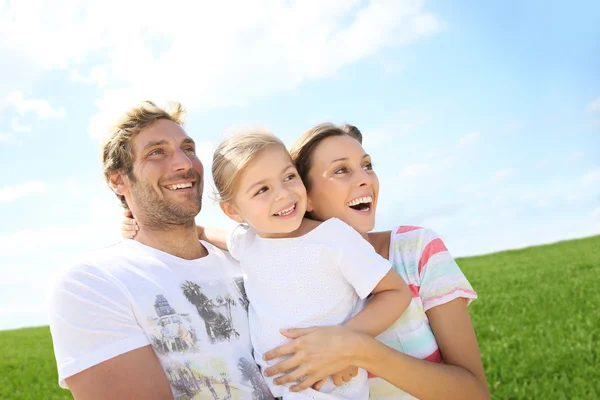 Lycklig familj gå tillsammans — Stockfoto