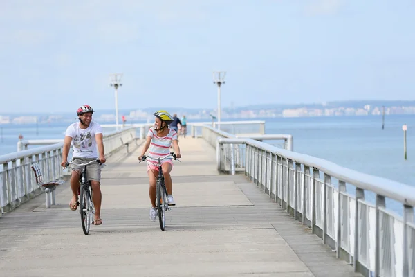 Paar mit Kind fährt Fahrrad — Stockfoto