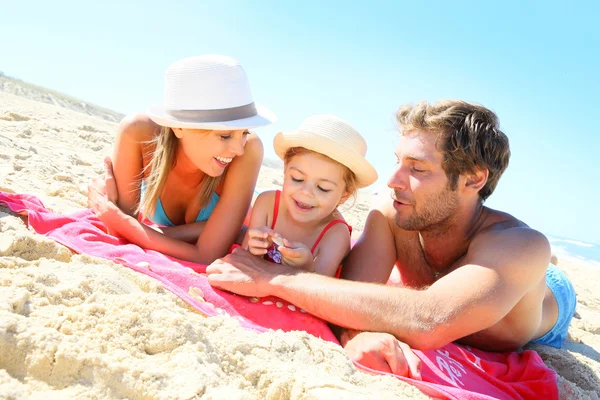 Familie spelen met schelpen — Stockfoto