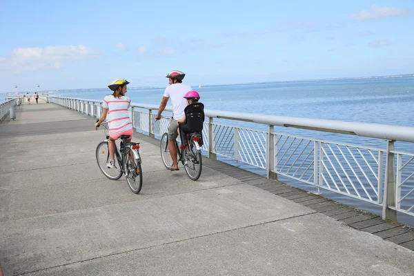 Famille en voyage à vélo au bord de la mer — Photo