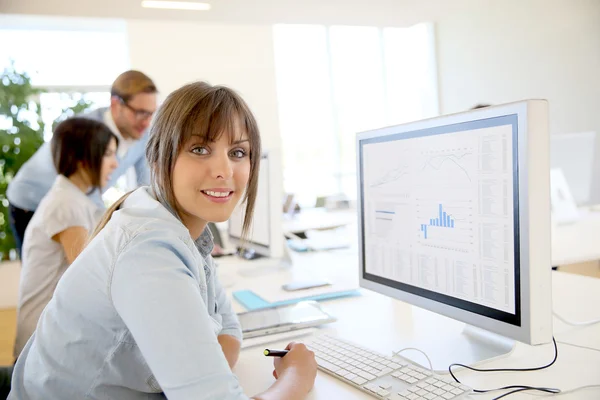 Geschäftsfrau arbeitet im Büro — Stockfoto