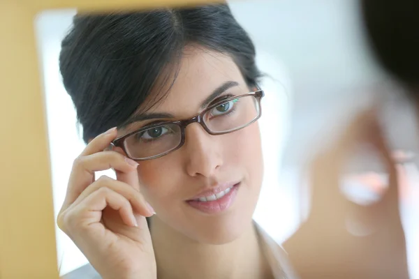Mooie vrouw proberen bril op — Stockfoto