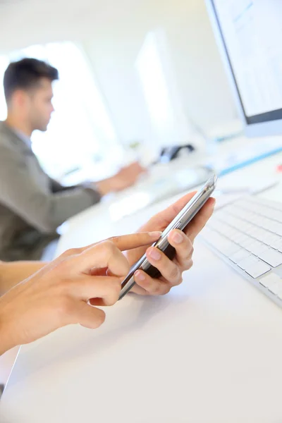 Handen glijden op smartphone scherm — Stockfoto