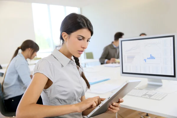 Chica trabajando en la tableta digital —  Fotos de Stock