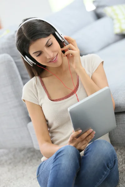 Vrouw met Tablet PC- en hoofdtelefoon — Stockfoto