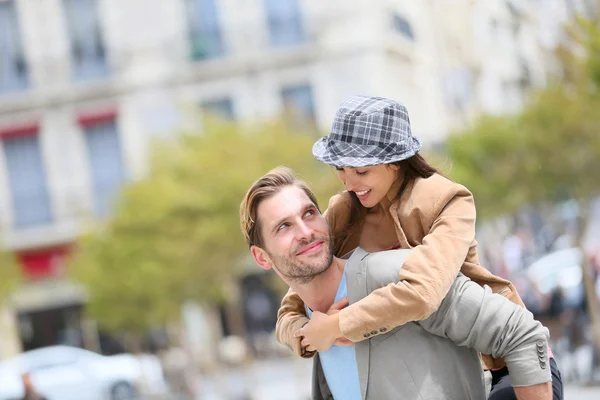 Homem dando piggyback passeio para namorada — Fotografia de Stock