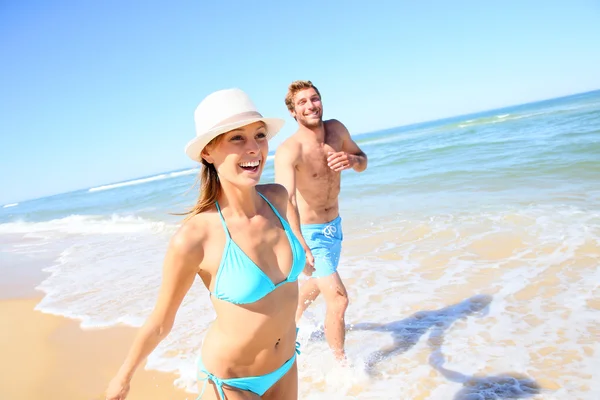 Couple s'amuser à courir — Photo