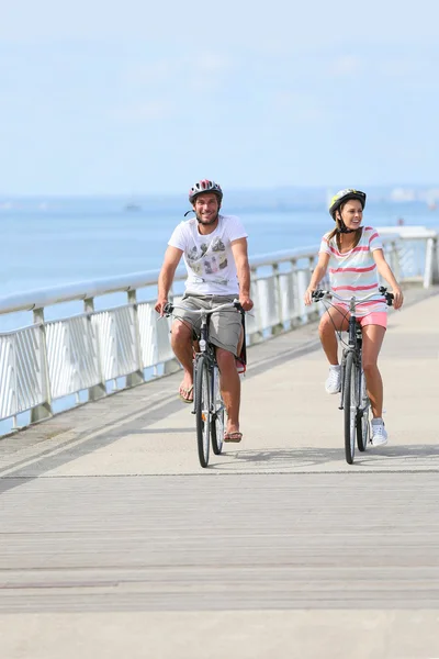 Famille en voyage à vélo — Photo