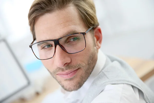 Zakenman met brillen werken — Stockfoto