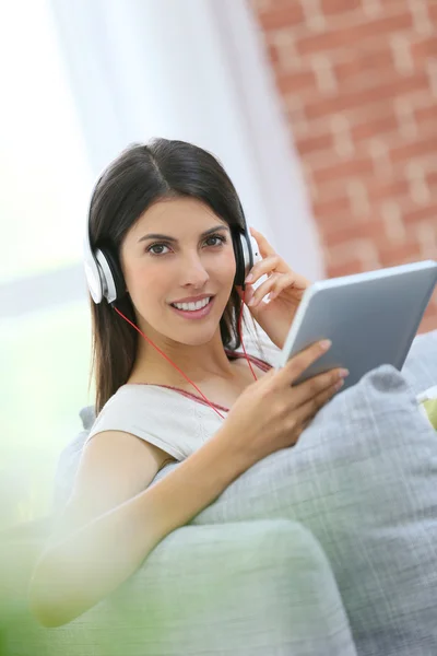 Mulher jovem com tablet — Fotografia de Stock