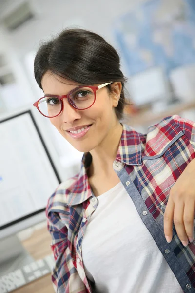 Student met bril op poseren — Stockfoto