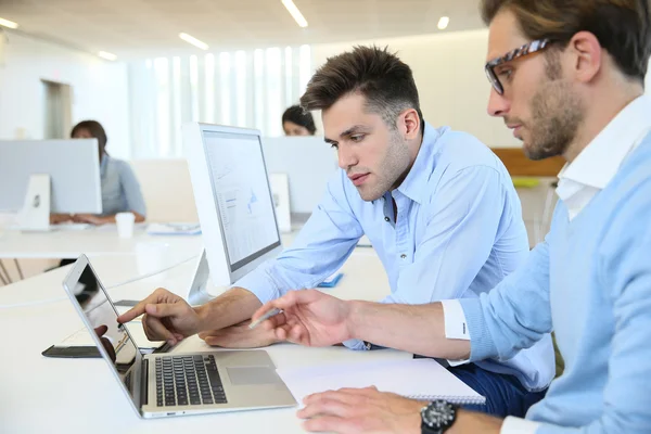 Kantoorpersoneel Bijeen Voor Project — Stockfoto