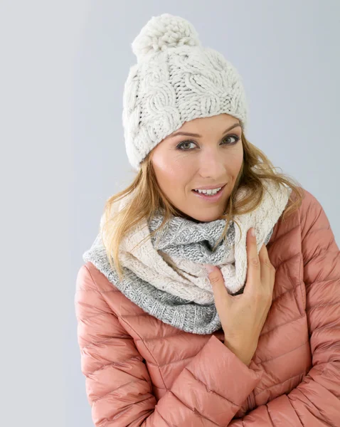 Modelo en traje de invierno sonriendo — Foto de Stock