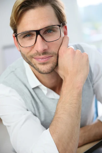 Bello uomo con gli occhiali su — Foto Stock