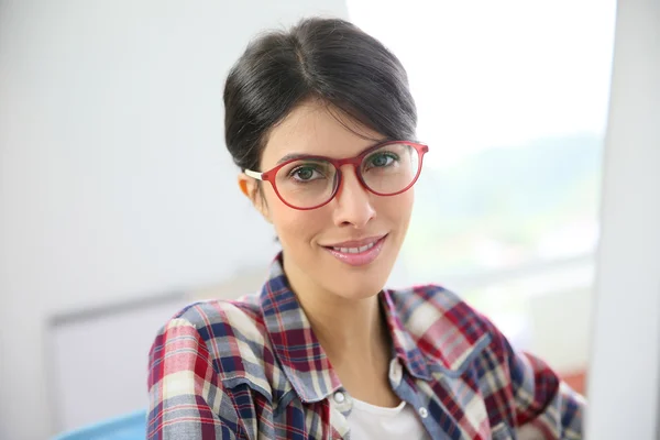 Employé de bureau avec des lunettes sur — Photo