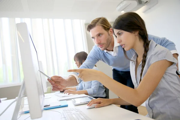 Uomini d'affari che lavorano in ufficio — Foto Stock