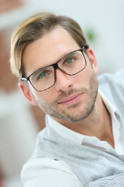 Bonito homem com óculos em — Fotografia de Stock