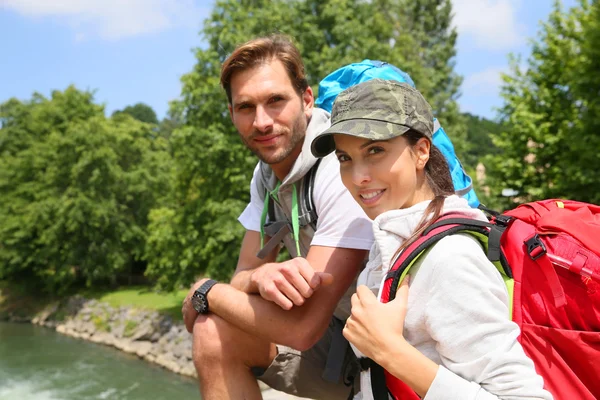 橋の上のハイキングのカップル — ストック写真