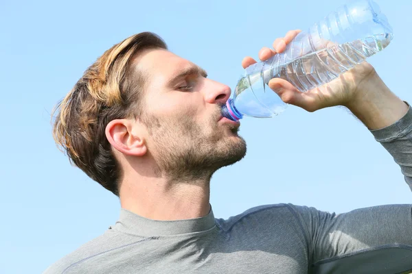 Athletic man drinking water — Stock Photo, Image