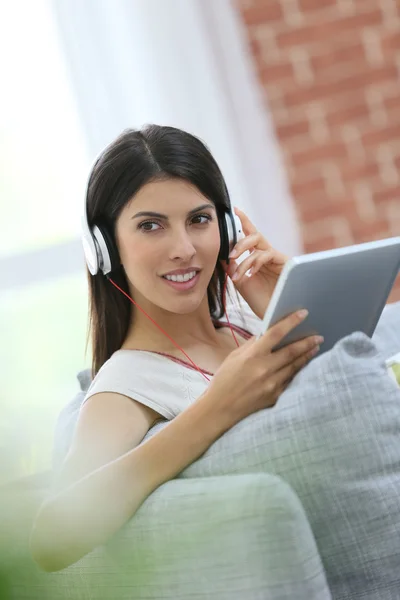 Young woman using  tablet — Stock Photo, Image