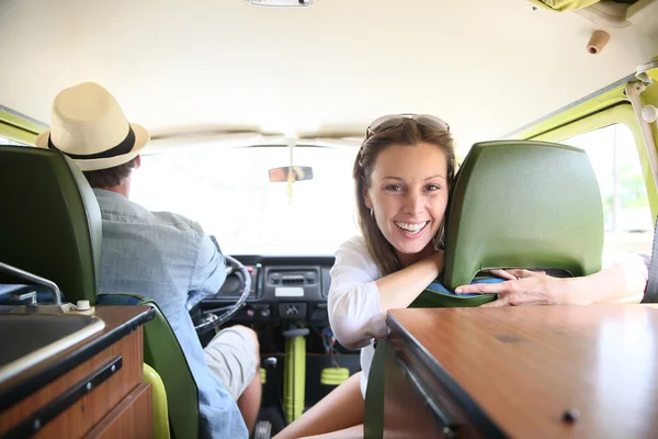 Pareja montando autocaravana van —  Fotos de Stock