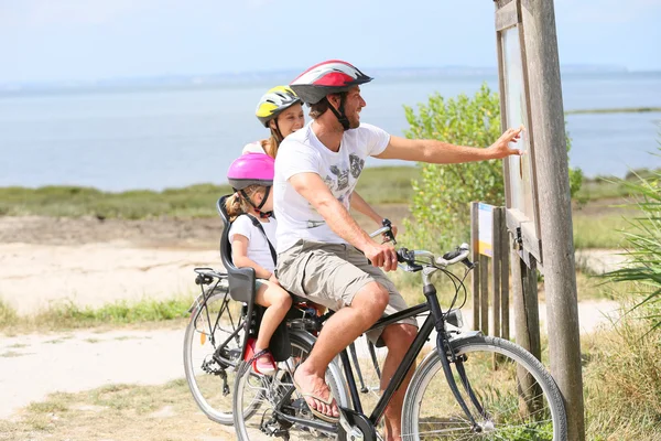 Семья из трех человек на велосипеде — стоковое фото
