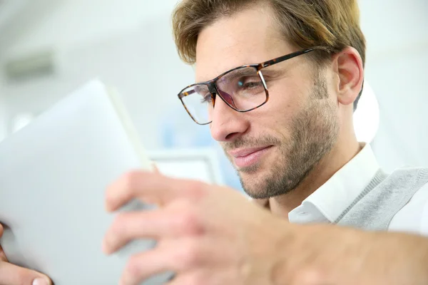 Homme au bureau travaillant sur tablette numérique — Photo