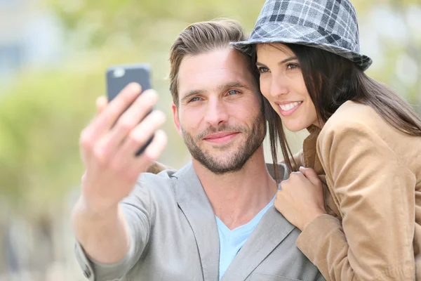 Joyeux jeune couple prenant selfie — Photo