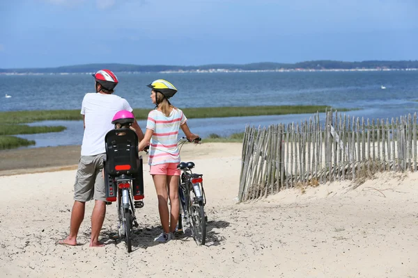 Famille en voyage à vélo faire un arrêt — Photo