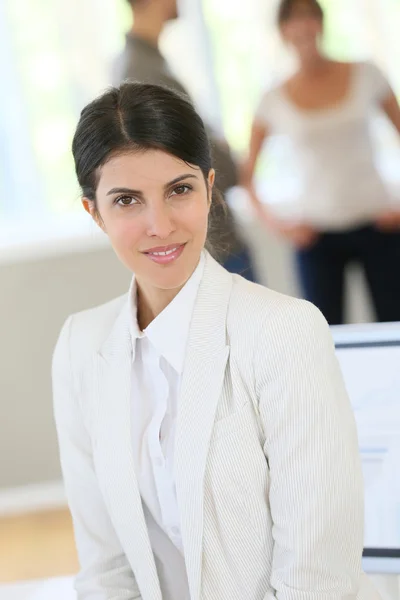 Mujer de negocios de pie en la sala de negocios —  Fotos de Stock