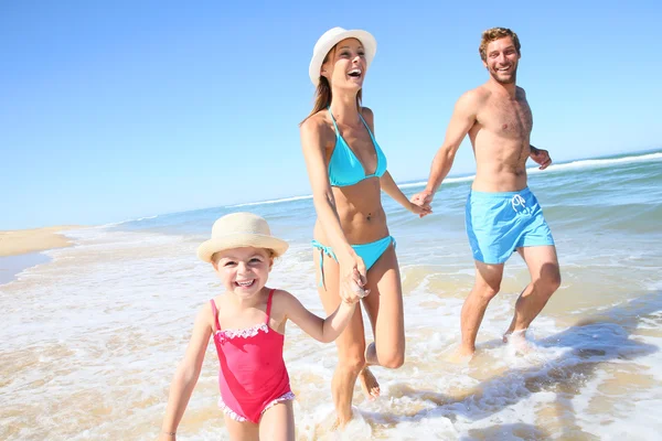 Família se divertindo correndo — Fotografia de Stock