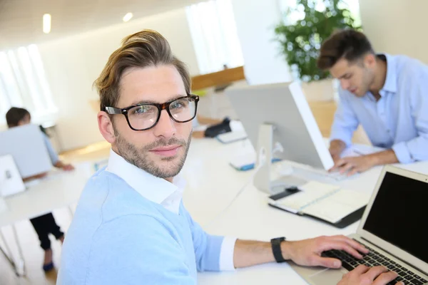 Affärsman med glasögon som arbetar — Stockfoto