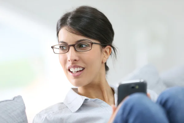 Menina usando smartphone — Fotografia de Stock