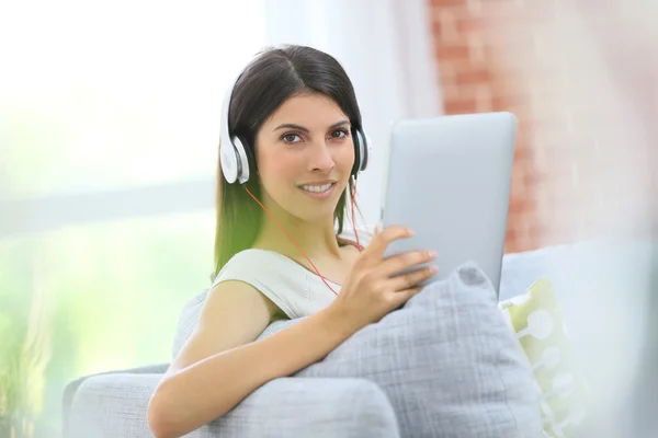 Mulher jovem com tablet — Fotografia de Stock