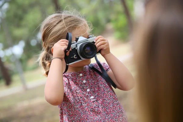 Κορίτσι λαμβάνοντας εικόνα — Φωτογραφία Αρχείου