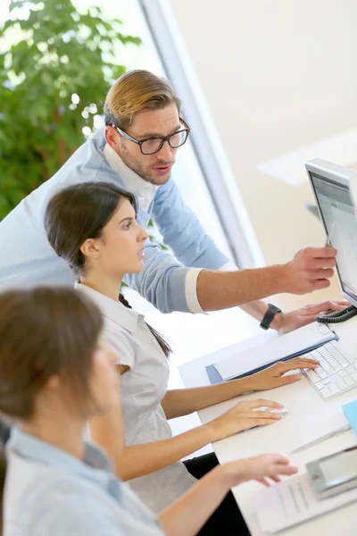 Kreative Menschen arbeiten — Stockfoto