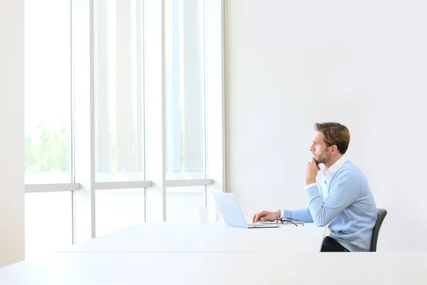 Thoughtful businessman working — Stock Photo, Image