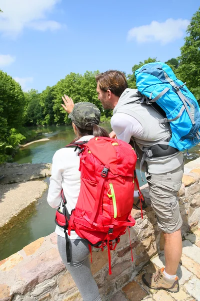 Hikers looking at river — Stock Photo, Image